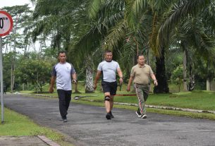 Kasrem 043Gatam dampingi Danpussenif Kodiklat TNI AD Letjen TNI Arif Rahman M.A., Olahraga Bersama Prajurit Yonif 143TWEJ.