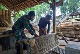 Komsos, Sertu Fikri Berikan Sentuhan Moril