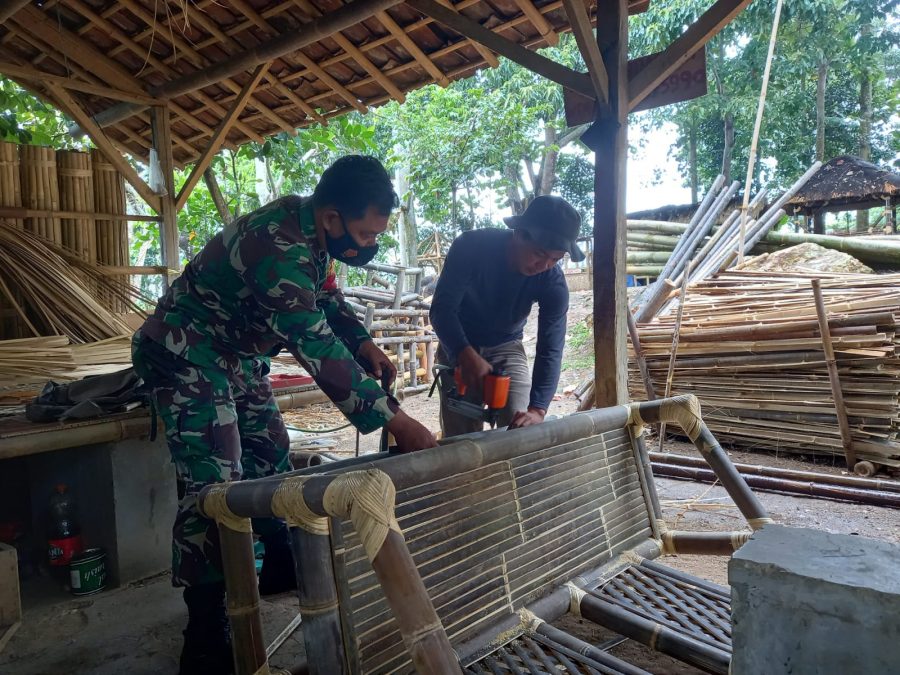 Komsos, Sertu Fikri Berikan Sentuhan Moril