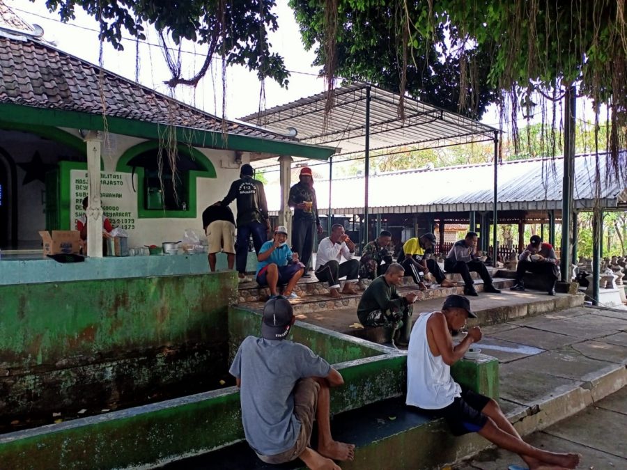 Makan Siang Bersama, Jalin keakraban warga dan anggota Satgas TMMD di lokasi Masjid Ar-Rohman