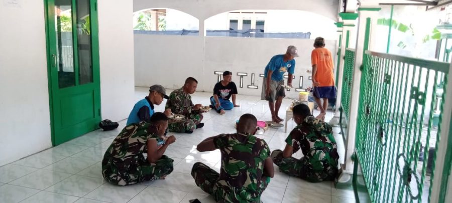 Makan bersama & jalin keakraban warnai hari-hari Satgas TMMD Ke-112 Kodim 0726/Sukoharjo bersama warga