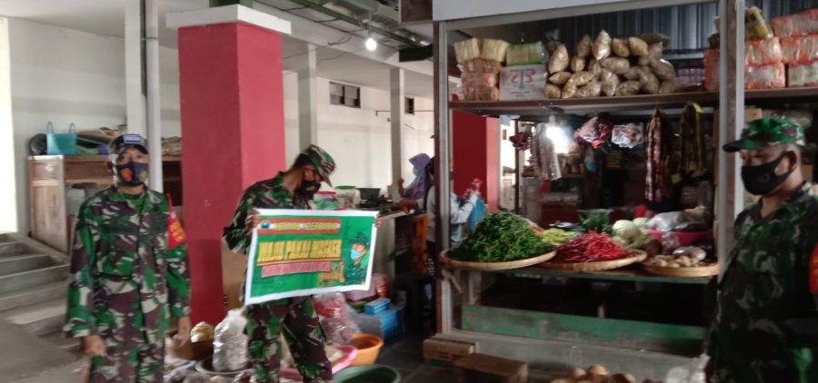 Masuk Pasar, Anggota Koramil 12/Eromoko Himbau Warga Jangan Lupa Pakai Masker