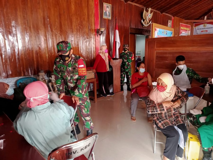 Danramil 03/Ngadirojo Turut Dampingi Pelaksanaan Vaksinasi Covid-19