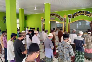 PULUHAN WBP LAPAS KOTAAGUNG GELAR SHOLAT GHOIB BAGI KORBAN KEBAKARAN LAPAS TANGERANG