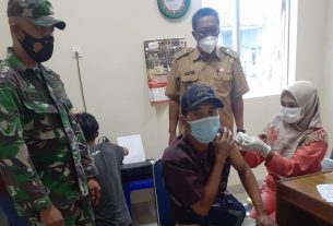 Sertu Yudha Saputra bersama Satgas Covid-19 kelurahan Ketapang monitoring kegiatan vaksinasi