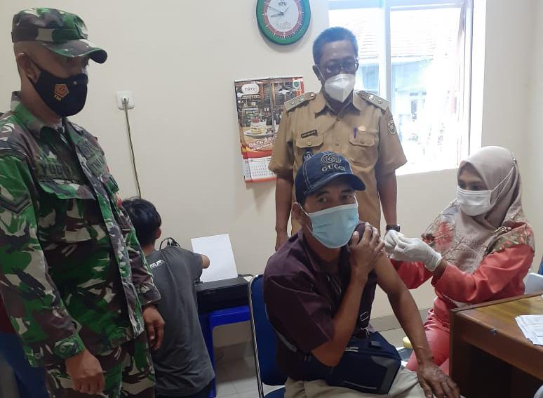 Sertu Yudha Saputra bersama Satgas Covid-19 kelurahan Ketapang monitoring kegiatan vaksinasi