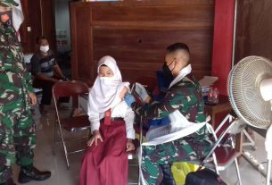 Pelajar Kecamatan Ngadirojo Terima Vaksin, Anggota Koramil Siap Dampingi Tenaga Kesehatan