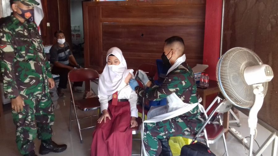 Pelajar Kecamatan Ngadirojo Terima Vaksin, Anggota Koramil Siap Dampingi Tenaga Kesehatan