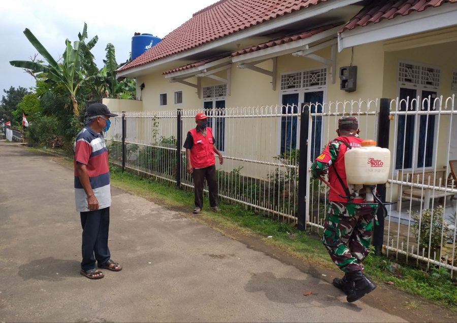 Pelda Romulo melakukan penyemprotan Disinfektan