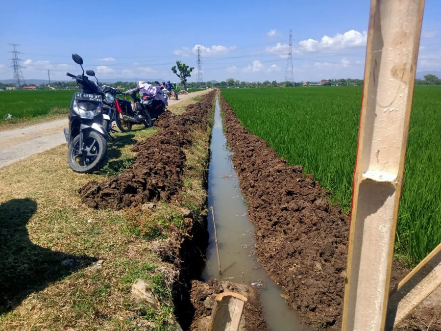 Pembuatan talud di Dk. Majasto - Boto terus bergeser cepat, lokasi baru diawali dengan pemasangan patok-patok dan Bowplank