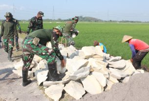 Pengedropan material Batu pembuatan Talud TMMD Reg ke 112 Kodim 0726/Sukoharjo, tidak ada kendala.