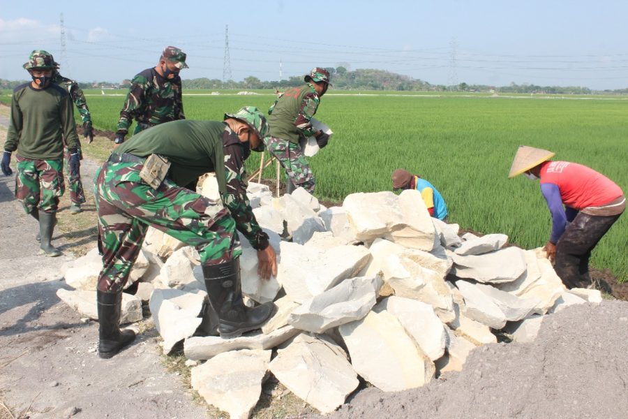 Pengedropan material Batu pembuatan Talud TMMD Reg ke 112 Kodim 0726/Sukoharjo, tidak ada kendala.