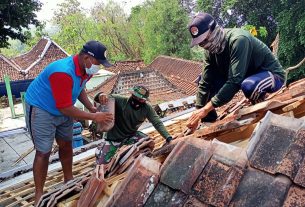 Penggantian Rangka Atap Selesai, Genteng Masjid Ar-Rohman mulai dipasang Kembali