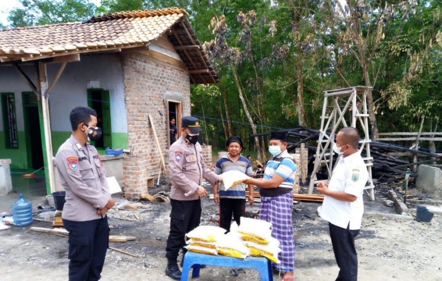 Polres Way Kanan Gelar Bansos Untuk Kaum Dhuafa Terdampak Covid–19