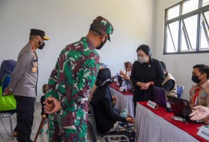 Puan Maharani Tinjau Vaksinasi di Jakbar