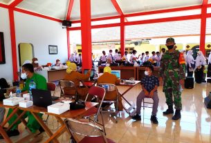 Ratusan Pelajar Puhpelem Mendapat Vaksinasi Covid-19, Anggota Babinsa Diterjunkan Lakukan Pendampingan