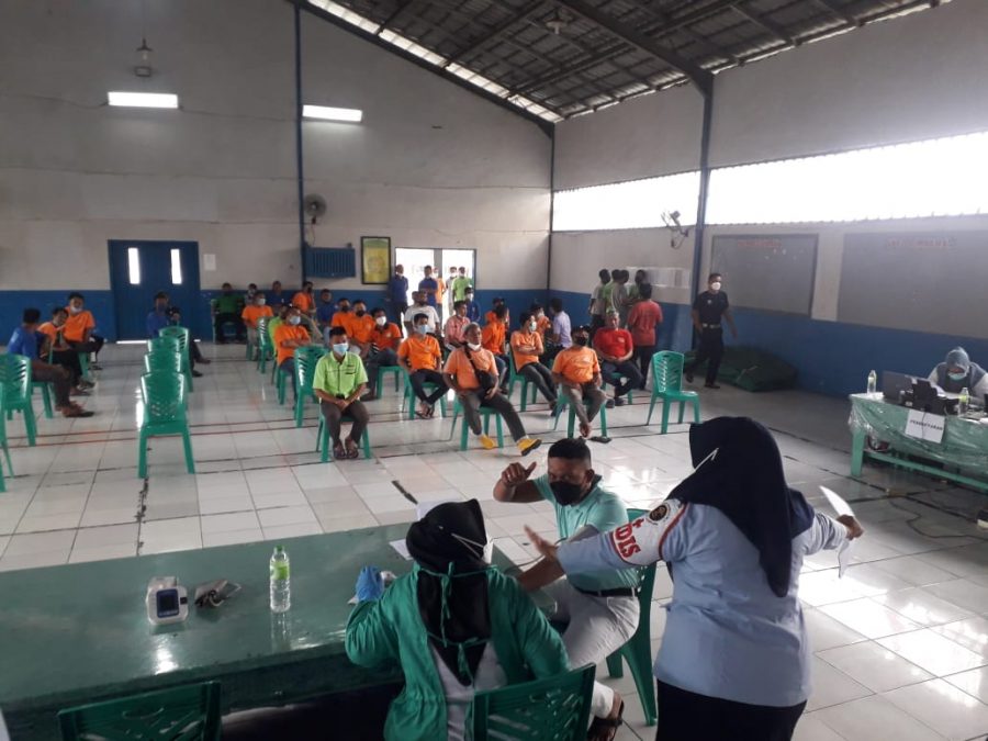 Ratusan Warga Binaan Lapas Narkotika Bandar Lampung Jalani Vaksinasi