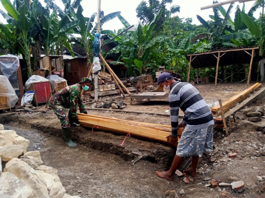 Ring Balk mengering, pekerjaaan RTLH milik bapak Upik dilanjutkan pemsangan Rangka Atap