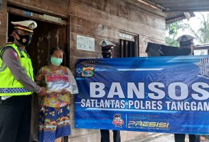 Satlantas Polres Tanggamus Kembali Berbagi Bansos di Kota Agung