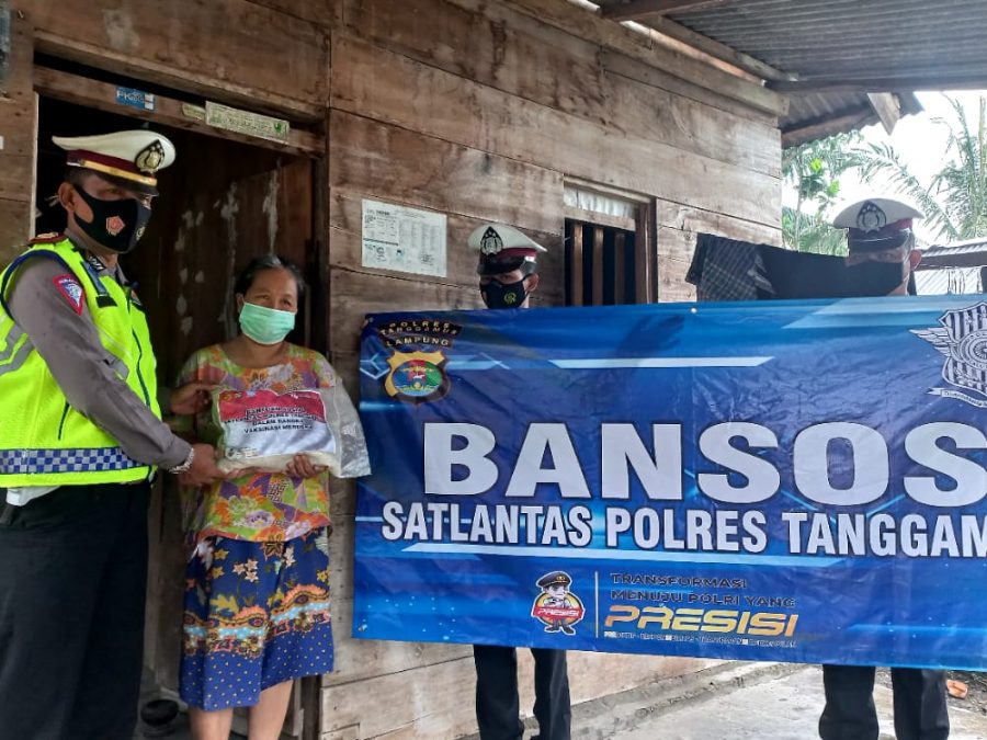 Satlantas Polres Tanggamus Kembali Berbagi Bansos di Kota Agung