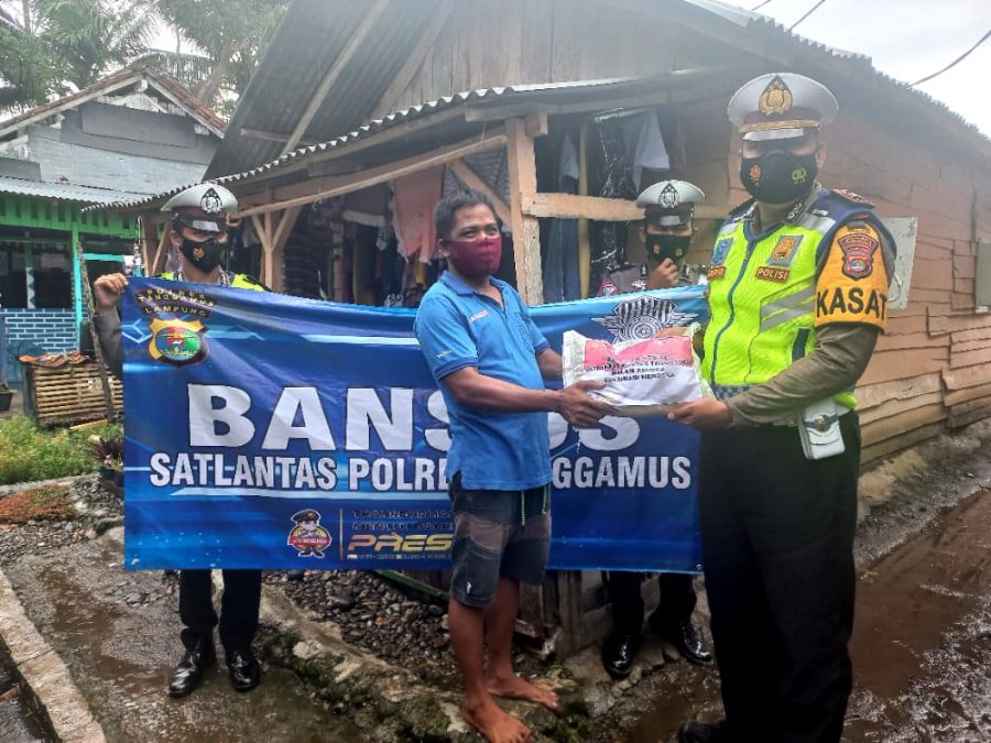 Satlantas Polres Tanggamus Kembali Berbagi Bansos di Kota Agung