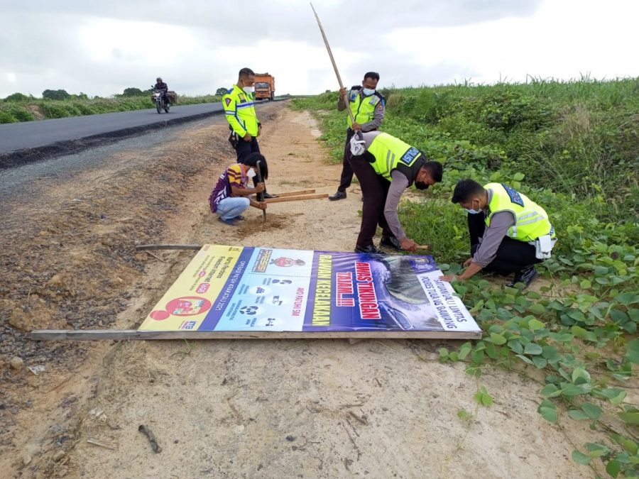 Satlantas Polres Tulang Bawang Pasang Dua Banner Imbauan di Jalan Lintas PT BNIL