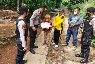 Satsabhara Polres Way Kanan Gelar Bansos Warga Terdampak Covid-19.