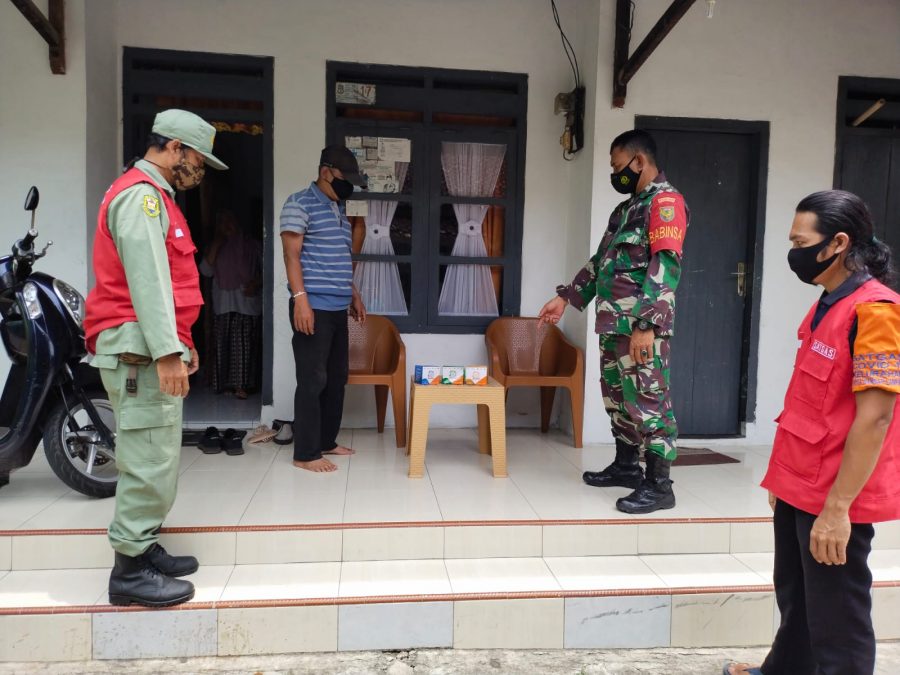 Pelda Sudrsono didampingi Satgas Covid 19 membagikan paket obat kepada sejumlah warga