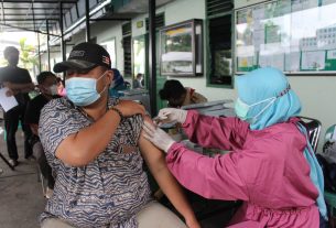 Sejumlah tenaga kesehatan Puskesmas Pinang Jaya dukung kegiatan vaksinasi