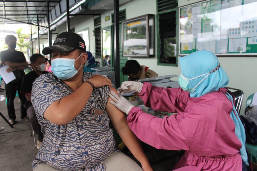 Sejumlah tenaga kesehatan Puskesmas Pinang Jaya dukung kegiatan vaksinasi