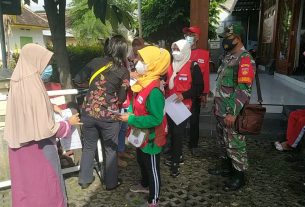 Serda Agus Santoso Pantau Giat Serbuan Vaksin Pertama di Pendapi Kelurahan Sangkrah