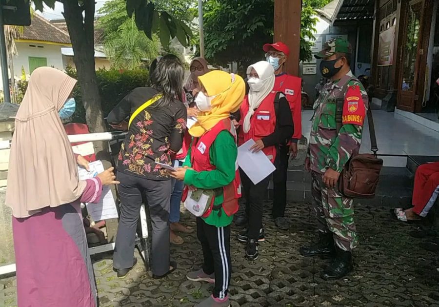 Serda Agus Santoso Pantau Giat Serbuan Vaksin Pertama di Pendapi Kelurahan Sangkrah