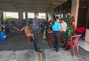 Serda Catur H. dan Lurah Pasar Bagi-bagi Sembako di Pasar Matahari Singosaren