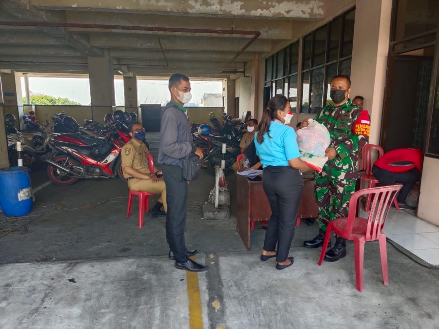 Serda Catur H. dan Lurah Pasar Bagi-bagi Sembako di Pasar Matahari Singosaren