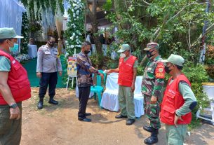 Serma Ari Setiawan bersama Bhabinkamtibmas melakukan pemantauan akad nikah