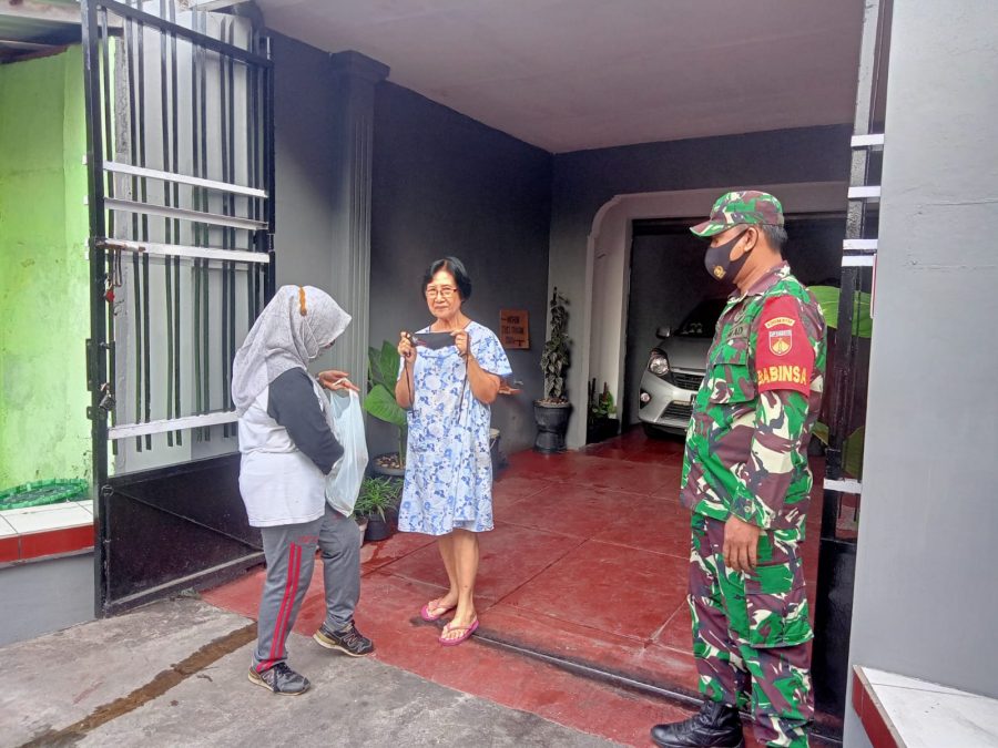 Sertu Joko Riyanto Galakkan Jumat Bersih Serta membagikan Masker Dan Himbauan Prokes di Wilayah.