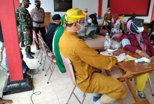 TNI-Polri Kecamatan Puhpelem Dampingi Petugas Kesehatan Laksanakan Vaksinasi
