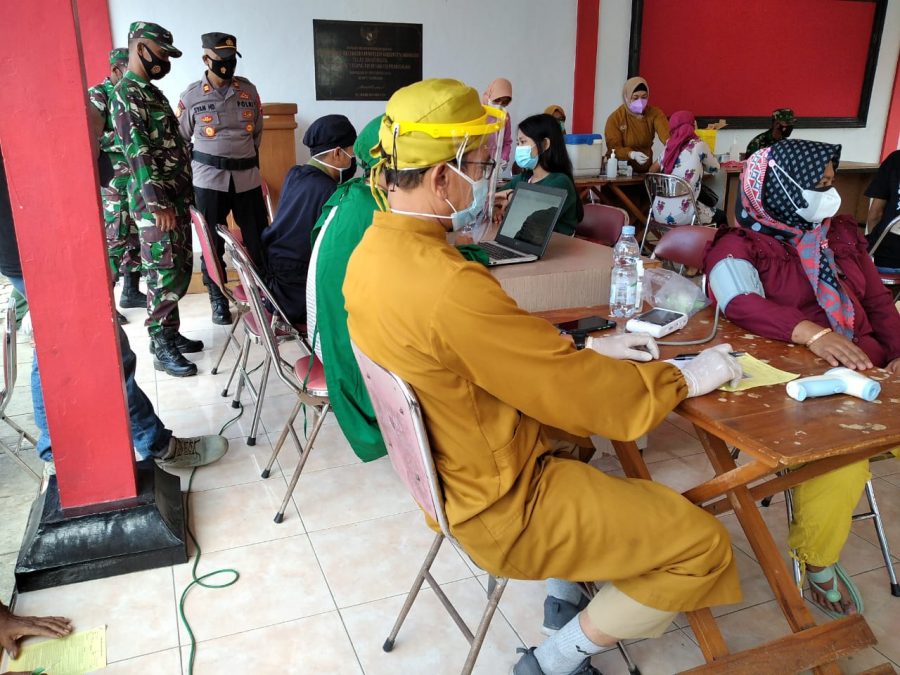 TNI-Polri Kecamatan Puhpelem Dampingi Petugas Kesehatan Laksanakan Vaksinasi