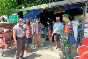 Terapkan PPKM Level 3 di Wilayah, Serka Sugiyanto Sambangi Pasar Cinderamata