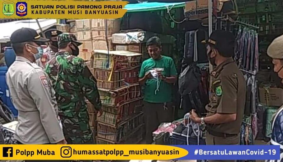 Tim Gabungan Satpol PP Muba Bersama TNI, Polri Lakukan Pengawasan Prokes di Dua Pasar