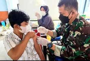 Tim Vaksinasi Lanud Adi Soemarmo Tetap Konsisten Berikan Layanan Vaksin Untuk Masyarakat