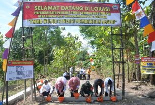 Tingkatkan Ekonomi Masyarakat TMMD Sasar Jalan Desa Bercak