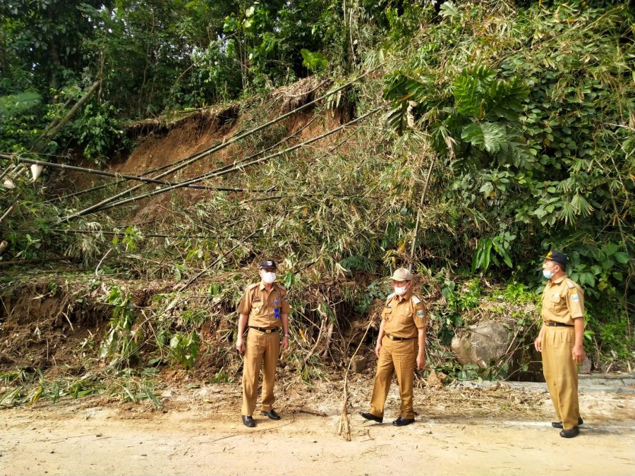 Wabup Pesibar Tinjau Lokasi Pasca Tanah Longsor