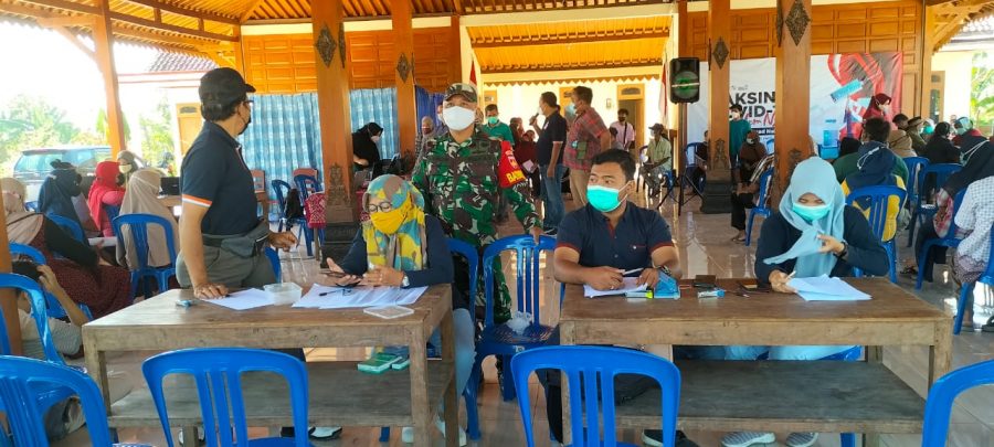 Warga Berbondong-Bondong Datangi Vaksinasi Di Desa Jeron