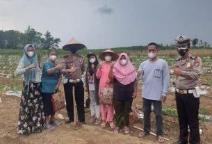 Satlantas Polres Tubaba Bagikan Bansos dan Masker Dalam Rangka Ops Patuh Krakatau 2021