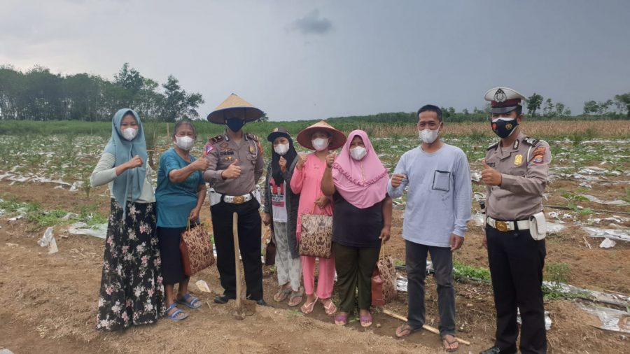 Satlantas Polres Tubaba Bagikan Bansos dan Masker Dalam Rangka Ops Patuh Krakatau 2021