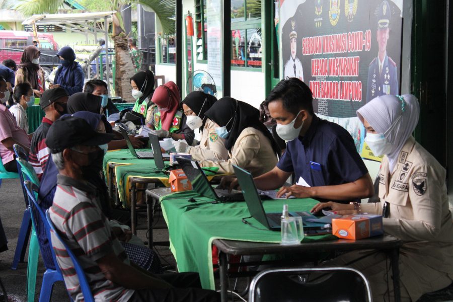 Di tengah Guyuran hujan Ratusan masyarakat Membanjiri Satuan Kodim 0410