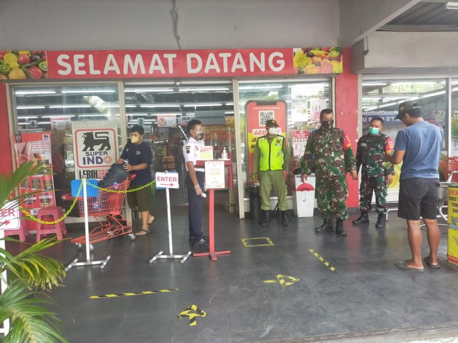 Swalayan Superindo Menjadi Incaran Penerapan PPKM Level 3 Oleh Babinsa Kelurahan Jajar,Ini Alasannya