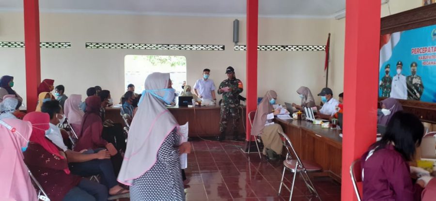 Anggota Koramil 23/Karangtengah Apresiasi Antusiasme Warga Dapatkan Vaksin Covid-19
