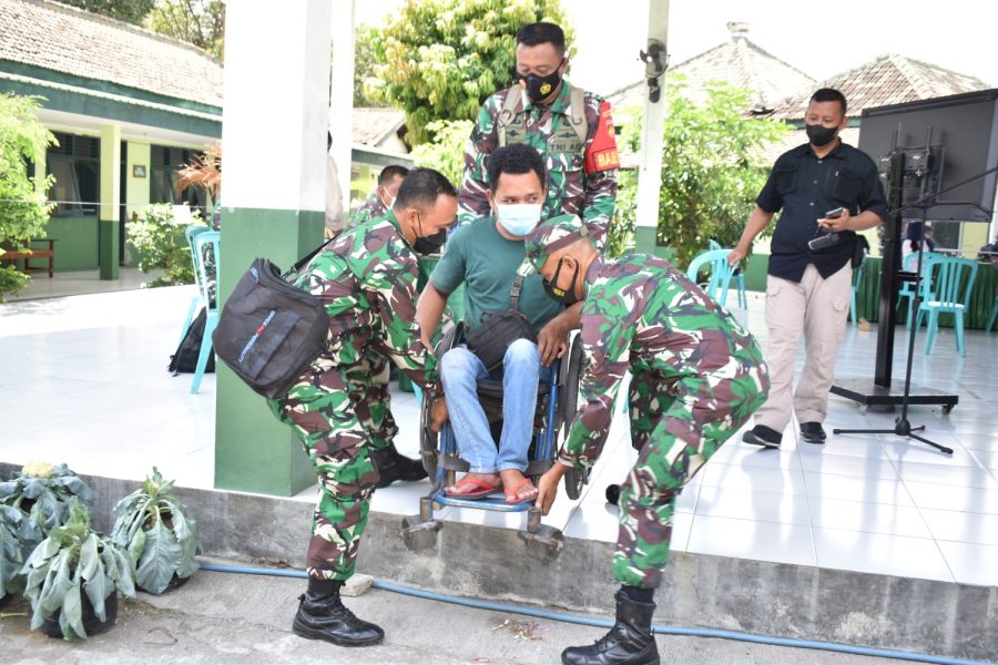 Babinsa Bantu Penyandang Disabilitas Penerima BTPKLW Melalui Kodim Sragen